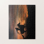 カウボーイと乗馬の夕日 ジグソーパズル (縦)