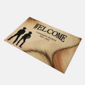 カウボーイと女性のカーボーイが牧場へようこそ ドアマット (アングル)