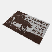 カウボーイと彼の女性のカーボーイがここに住む ドアマット (アングル)