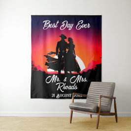 カウボーイと花嫁のサンダウン結婚ズ タペストリー