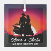 カウボーイと花嫁アットサンダウン初めてのクリスマス ガラスオーナメント (正面)