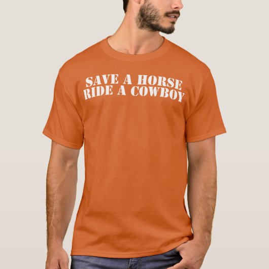 カウボーイに乗って馬を救おもしろいう Tシャツ (正面)