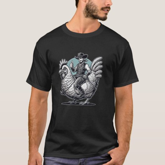 カウボーイに乗られたニワトリの面白いアート Tシャツ (正面)