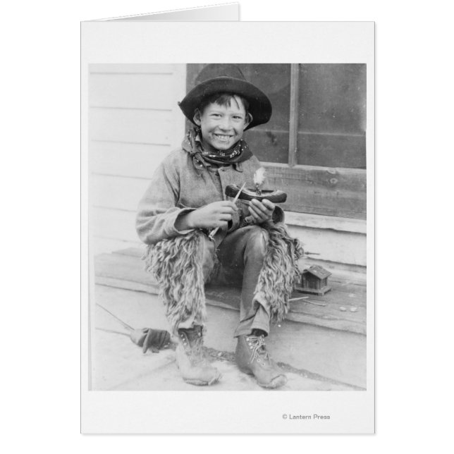 カウボーイに扮したおもちゃの少年 (正面)