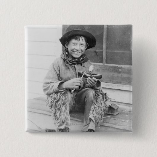 カウボーイに扮したおもちゃの少年 缶バッジ (正面)