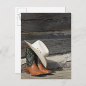 カウボーイの帽子を履いたカウボーイのブーツがログキャビンの外に置かれている ポストカード (正面/裏面)