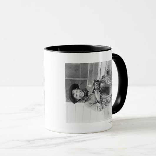 カウボーイの格好をした少年おもちゃ マグカップ (正面右)