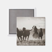 カウボーイの白と黒の写真Lassoing Horses マグネット (正面/裏面)