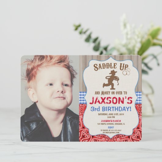 カウボーイの西部の誕生日の男の子の素朴な写真 招待状 (スタンド正面)