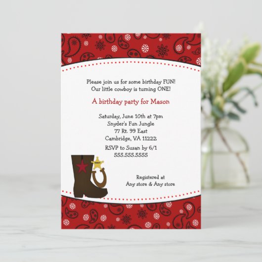 カウボーイの誕生会の赤いペイズリーのブーツの蹄鉄 招待状 (スタンド正面)