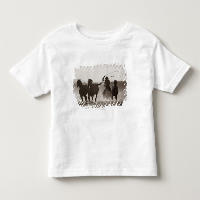 カウボーイのLassoingの馬の白黒写真 トドラーTシャツ (正面)