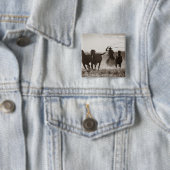 カウボーイのLassoingの馬の白黒写真 缶バッジ (インサイチュ)