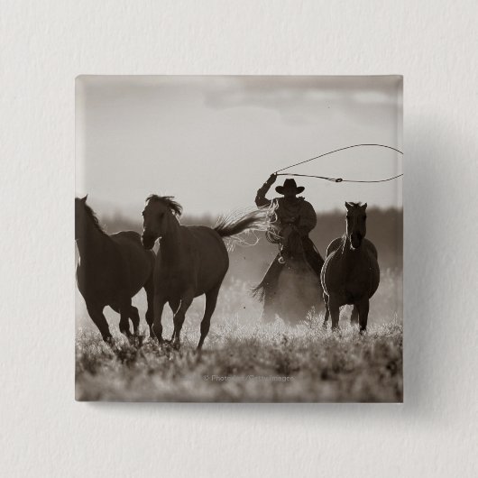 カウボーイのLassoingの馬の白黒写真 缶バッジ (正面)