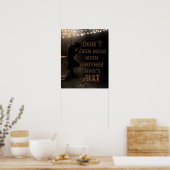 カウボーイは他の人の帽子と混乱しない ポスター (キッチン)