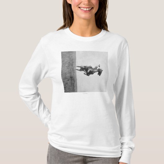 カウボーイはHingの足で立上がっているブロンコに乗ります Tシャツ (正面)