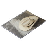 カウボーイぶら下がったハットのログキャビンの壁 ノートブック (左側)