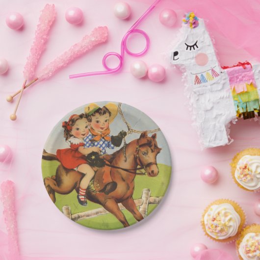 カウボーイを演じている馬に乗っているヴィンテージの子供 ペーパープレート (パーティー)