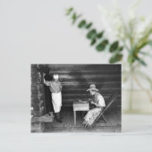 カウボーイカードを見ている遊調理師 ポストカード (スタンド正面)