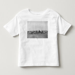 カウボーイズ座っのまわりにてチャックワゴン写真 トドラーTシャツ