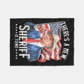 カウボーイトランプ2024の町に新しい保安官がいる フリースブランケット (正面(横))