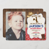 カウボーイハットブーツ素朴な少年の誕生日の写真 招待状 (正面/裏面)