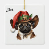 カウボーイパーソナライズされたサンタハット付きクリスマスパグ セラミックオーナメント (裏面)