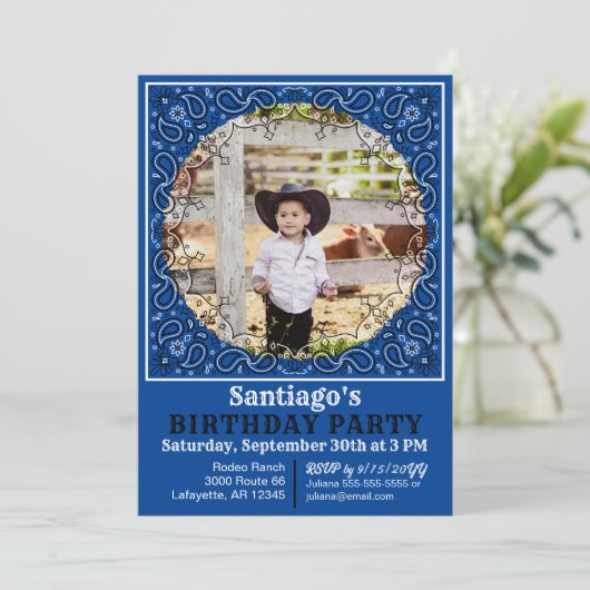 カウボーイブルーバンダナフォト誕生日招待状 招待状 (スタンド正面)