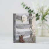 カウボーイブーツとログキャビン外の帽子 ポストカード (スタンド正面)