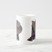 カウボーイブーツと帽子 ボーンチャイナマグカップ (正面)