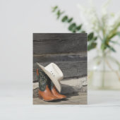 カウボーイブーツのカウボーイハットはログキャビンの外で ポストカード (スタンド正面)