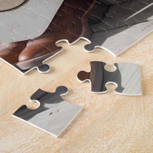 カウボーイブーツの列に並んだカウボーイハットが丸太の外にある ジグソーパズル (側面)