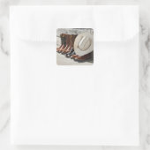 カウボーイブーツの列に並んだカウボーイハットが丸太の外にある スクエアシール (バッグ)