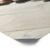 カウボーイブーツの列に並んだカウボーイハットが丸太の外にある ポスター (角)