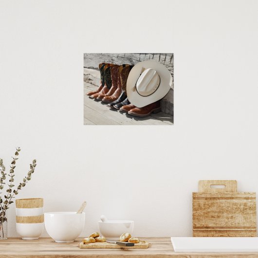 カウボーイブーツの列に並んだカウボーイハットが丸太の外にある ポスター (キッチン)