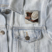 カウボーイブーツの列に並んだカウボーイハットが丸太の外にある 缶バッジ (インサイチュ)