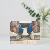 カウボーイブーツをフェンスに ポストカード (スタンド正面)