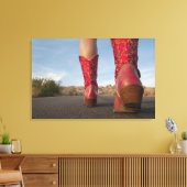 カウボーイブーツを着用している女性のローアングル表示 キャンバスプリント (インサイチュ (リビング))