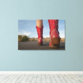 カウボーイブーツを着用している女性のローアングル表示 キャンバスプリント (インサイチュ (ウッドフロア))