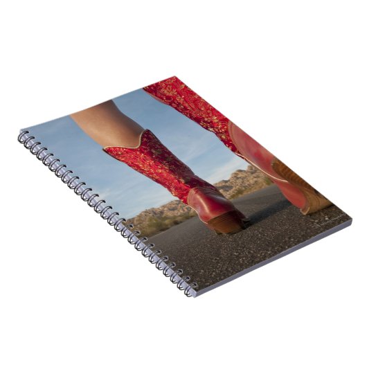 カウボーイブーツを着用している女性のローアングル表示 ノートブック (右側)