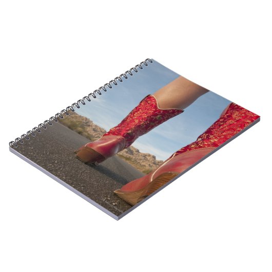 カウボーイブーツを着用している女性のローアングル表示 ノートブック (左側)