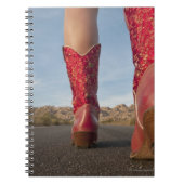 カウボーイブーツを着用している女性のローアングル表示 ノートブック (正面)