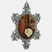 カウボーイブーツデイジーと馬ビットカントリー結婚式 スノーフレークピューターオーナメント (左)