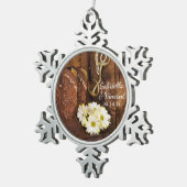 カウボーイブーツデイジーと馬ビットカントリー結婚式 スノーフレークピューターオーナメント (右)