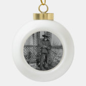 カウボーイランチャーまたは旧西のカナダの法律 セラミックボールオーナメント (正面)