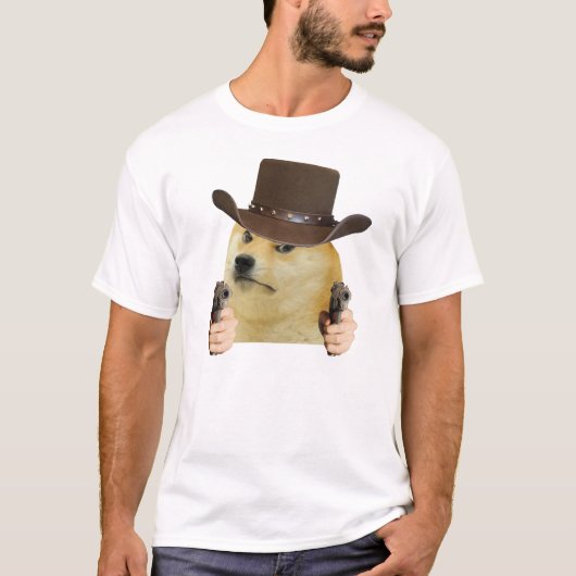 カウボーイ犬の面白いミーム 銃を持つDogeのミーム Tシャツ (正面)