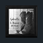カウボーイ素朴ブーツカントリーウェスタン結婚ズ ギフトボックス<br><div class="desc">カスタマイズ素朴Cowboy Boots Country Western結婚's Gift Box新郎新婦の個人名と結婚式の日付。新婚パーソナライズされた者の記念ギフトを作る感謝していか、付き添い人や花嫁やブライダルパーティのギフトを作る結婚。ウェスタンカスタムシックな結婚ギフトボックスは、風化された納屋の木の背景を持つ革のカウボーイのブーツのデジタル的に強化された黒と白の写真を備えている。</div>