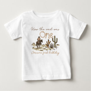 カウボーイ風ブラウン ハウ ザ ウエスト ワズ ワン 1歳誕生日 ベビーTシャツ