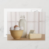 カウンターに新鮮な卵のチーズとミルク ポストカード (正面/裏面)