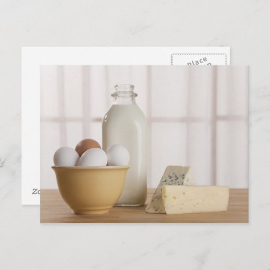 カウンターに新鮮な卵のチーズとミルク ポストカード (正面/裏面)