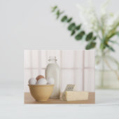 カウンターに新鮮な卵のチーズとミルク ポストカード (スタンド正面)